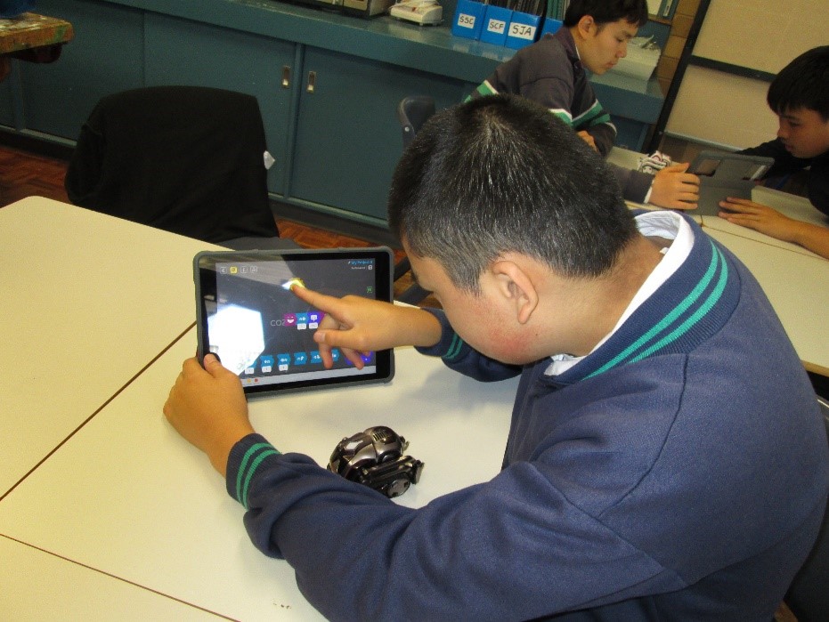Image of Student using visual interface to program Cozmo
